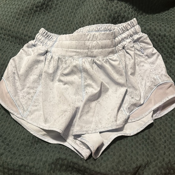 Lululemon 2.5” low rise hotty hot shorts - Picture 2 of 4